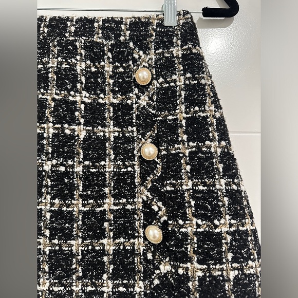 Amazon Black & white Tweed Mini Skirt w/ Pearl Button Accent Holiday Trendy S - Picture 9 of 11